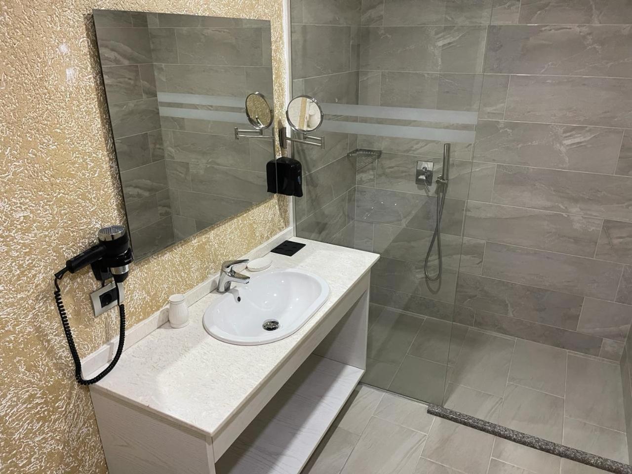 3b Boutique 4*